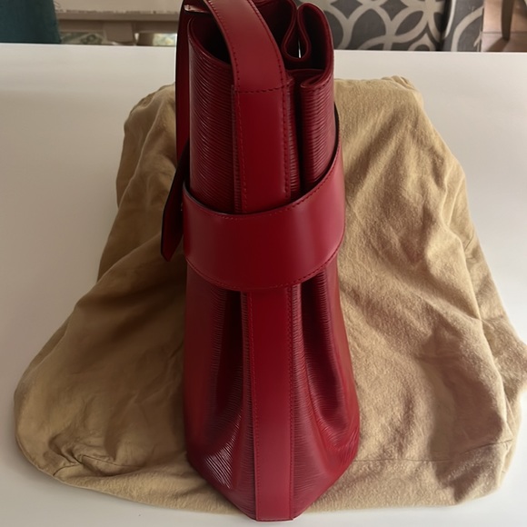 Authentic like new Louis Vuitton epi sac D’Epaule GM red castillan with wallet. - Picture 3 of 14
